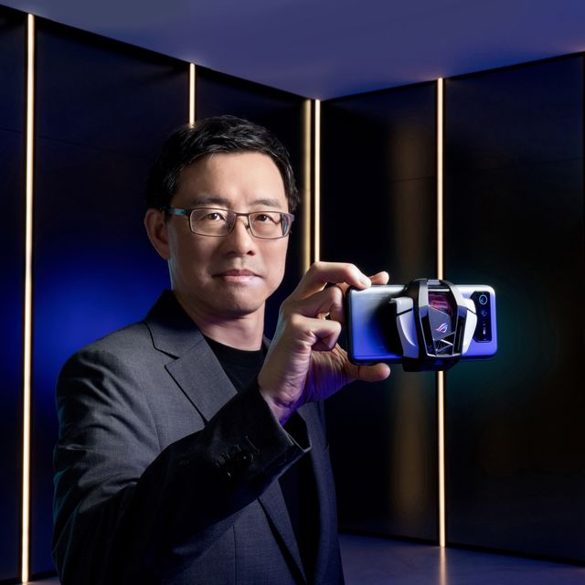 S.y. Hsu Presents the Rog Phone 6 D Ultimate and Aero Active Cooler 6 R